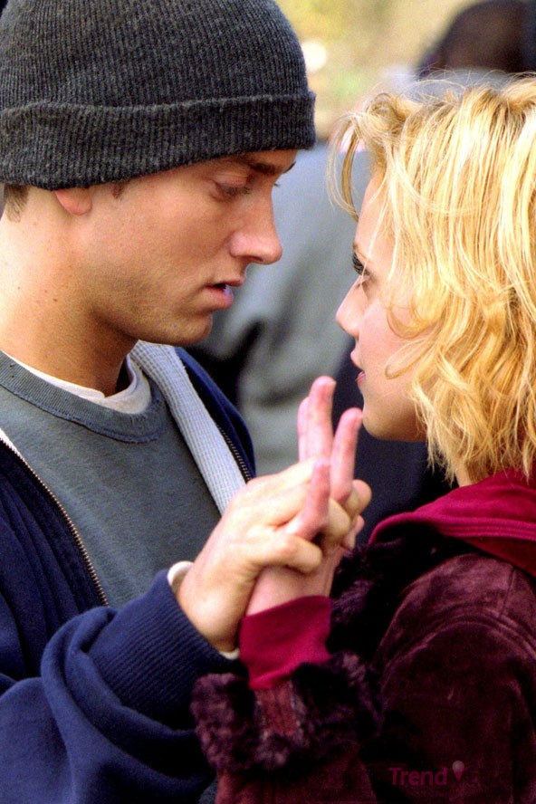 14. 《8英里》, 2002 <br>
埃米纳姆（Eminem）和布莱特妮•墨菲 (Brittany Murphy)，躲在一个 垃圾工厂后面谈情说爱，好像有点像刺激的偷情画面。<br>
 