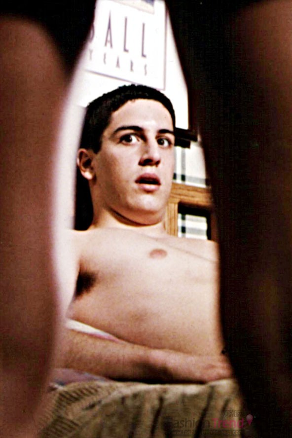 32. 《美国派》, 1999 <br>
贾森•比格斯（Jason Biggs），男主角的神情一看便知，这种惊讶的表情是看到一个女子怎样的表情呢？有些让人想继续往下看的冲动。<br>
 