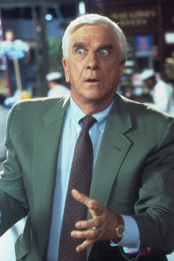 36. 《白头神探.2.1/2: 恐怖的气味》: 1991<br>
莱斯利尼尔森（Leslie Nielson）和普瑞希拉•普雷斯利（Priscilla Presley），不要被他的这个表情而误认为发生什么事情，他的表情过于激动，甚至会被人误认为是令人兴奋的高潮。<br>
 