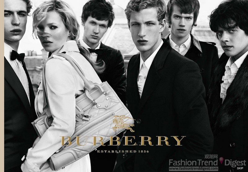 --31. Burberry Online--巴宝莉Burberry是一个最能代表英国的知名品牌，创办于1856年，如今已成为风衣的另一代名词。100多年来，巴宝莉成为了一个最能代表英国气质的品牌。而1911年，巴宝莉再凭藉为首位征服南极的旅行家Ronald Amunden提供旅行服饰而扬名于世。1890年巴宝莉设计的风衣与1924年创作的巴宝莉格纹，成为巴宝莉的经典代表款式和图案。--burberry.com 