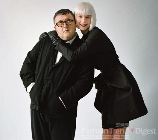 --33.Lavin设计师Alber Elbaz--阿尔伯·艾尔巴茨 (Alber Elbaz)，法国品牌朗雯 (Lavin) 的现任设计师，矮矮胖胖的可爱体形和小黑框眼镜的憨厚圆脸，常常稚童般露出灿烂的微笑，让人印象深刻。毕业于以色列的 Shenkar College of Engineering and Design 设计学院，他认为时装本身就具有生命，本着简单的设计理念