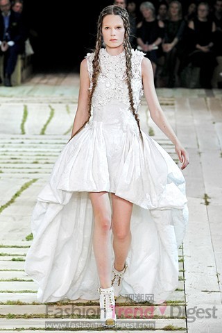 5. Alexander McQueen: 毫无疑问他们的婚礼选在了伦敦的威斯敏斯特大教堂（Westminster Abbey）内，事实上场地远没有该品牌的礼服来得更有创意，Sarah Burton刻意打造了自然精灵的形象。裸妆、类似藤编似乎的发型，以及服装上大量自然元素的应用，让新娘们个个清新自然，很符合目前全球倡导的低碳环保理念。 