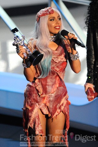 10. 肉搏市场<br>
2010年最奇怪的表现艺术莫过于Lady Gaga，美国MTV音乐录影带颁奖典礼（MTV Video Music Awards）的红毯被雷母嘎嘎完全征服了，Lady Gaga身披40磅的生肉礼服，让人惊悚，连鞋子也都“血肉模糊”， 这个“馊主意”是Lady GaGa的造型师尼克拉•弗米切提 (Nicola Formichetti) 给出的。从高高在上的女王变成狂野的嗜肉女，百变女王的称号绝非浪得虚名。这个信息似乎透露出：“如果我们不争取我们的权利，最后我们将被别人所抢食，只剩骨头了”，同时名模金卡戴珊(Kim Kardashian)全裸登上了《W》杂志的11月刊封面。<br>
<br>
 