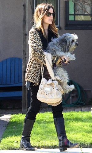 9. Making her leopard-print fur the focus of her outfit, 瑞切尔•贝尔森 (Rachel Bilson) 这身豹纹皮草外套搭配黑色紧身牛仔和马靴，手中的小狗也成了她整个造型最佳配饰。 