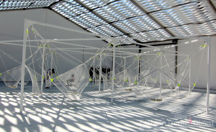 1.	今年Design Miami選出了2010年年度最佳Konstantic Grcic設計師，并邀請Konstantic Grcic創作一個展覽會的布置，他設計了一個巨大的五角星結構的場館，另外還有一些用聚丙烯材料制作完成的網狀座位，就像兒時我們坐的吊床一樣。 
