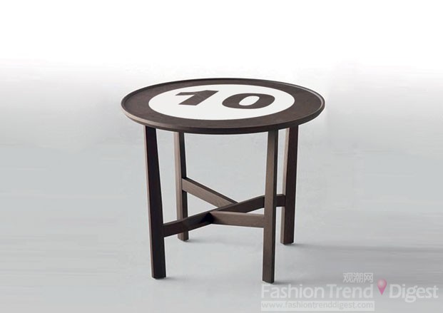 24.	Arik Levy為意大利Molteni&C設計的'In power 10'系列中印有數字10的小桌。 