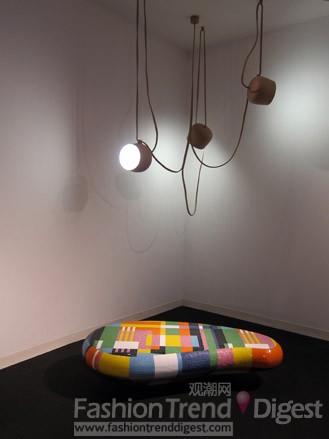 40.	总部位于巴黎的画廊Kreo目前展出的是意大利设计师设计的Alessandor Mendini 桌子和Ronan和Erwan Bouroullec设计的藤式三元灯。 