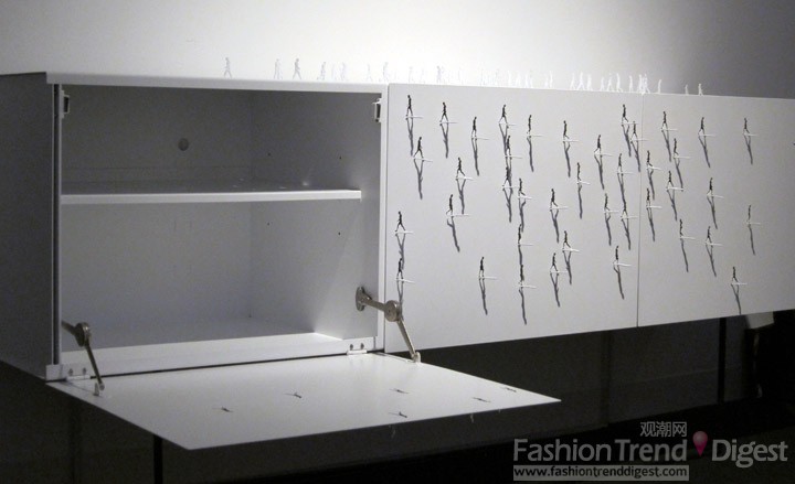 42. 这是一个艺术集实用型的一款出轨，由设计师Dimitri Vangrunderbeek设计，柜子表皮由薄钢板制成，表面镶粘有小人装饰，远看犹如广场上来回走动的人群，创意十足。 