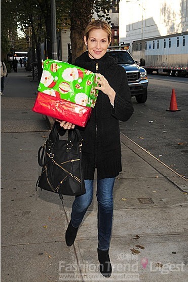 12. 凱莉·盧瑟福 (Kelly Rutherford)抱著兩個大盒子，臉上洋溢著幸福的笑容。 
