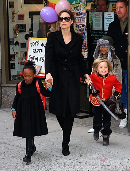 16. 安吉麗娜·朱莉 (Angelina Jolie) 和2個女兒Zahara和Shiloh, 她的兒子Pax也緊隨其后。 