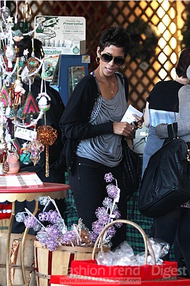 17. 哈莉·贝瑞 (Halle Berry)也在寻找一些家里的装饰品，特地做了一份清单来购物，这样就不会把东西漏掉了。 