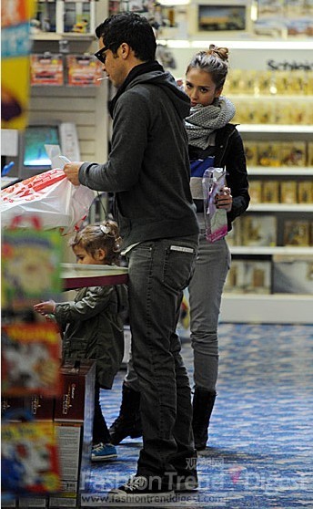 18. 杰西卡·奥尔芭 (Jessica Alba)也非常享受购物的乐趣，就算再冷，只要一家人在一起逛街都很幸福。 