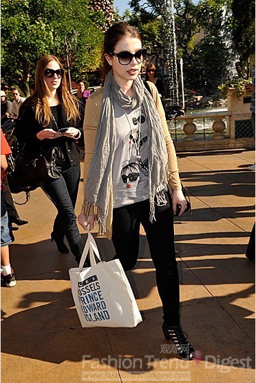 19. 在洛杉磯街頭的米歇爾·崔切伯格(Michelle Trachtenberg)閑情自若的享受著陽光的味道，她還在思考為圣誕節(jié)買些什么禮物呢！ 
