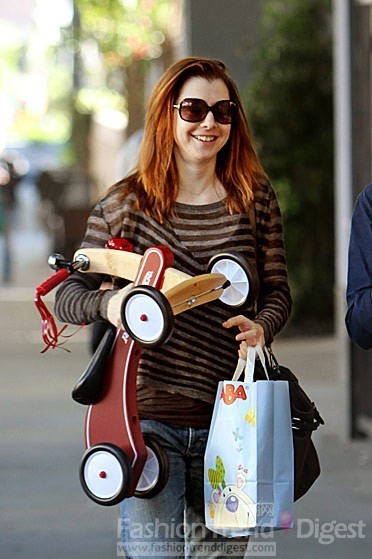 20. 艾麗森-漢妮根（Alyson Hannigan）為自己半歲的女兒Satyan買了各種玩具，不過半年的孩子好像還不會玩這個小三輪車吧！ 