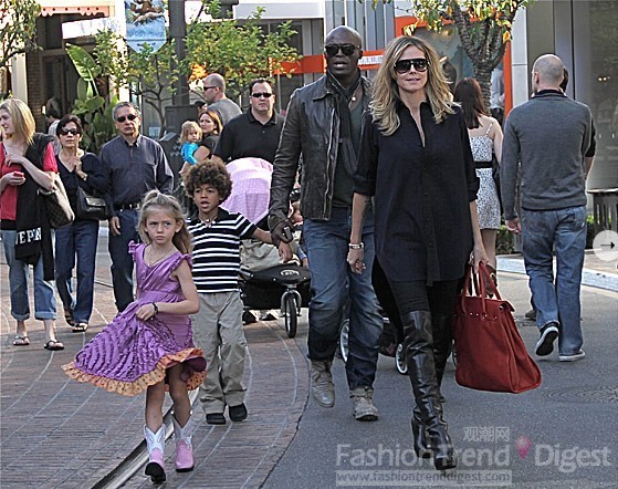 22. 海蒂·克拉姆 (Heidi Klum)、老公希尔(Seal)和孩子们一起逛街购物，她的女儿在全家中更喜欢抢风头。 