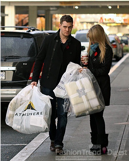 25. 麦可布雷（Michael Bublé）为圣诞节买了很多东西，不过从神情来看，似乎这些东西太重了。 