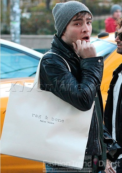 27. 艾德·维斯特维克 (Ed Westwick)也刚刚从RAG&BONE专卖店出来。 