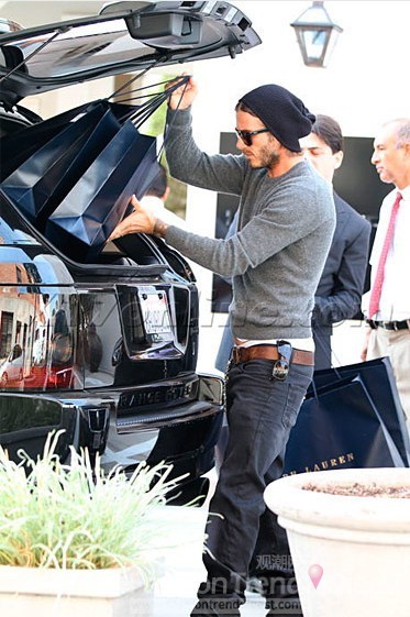 28. 大卫·贝克汉姆 (David Beckham)开车购物，他的后备箱里塞了好多好多商品。 