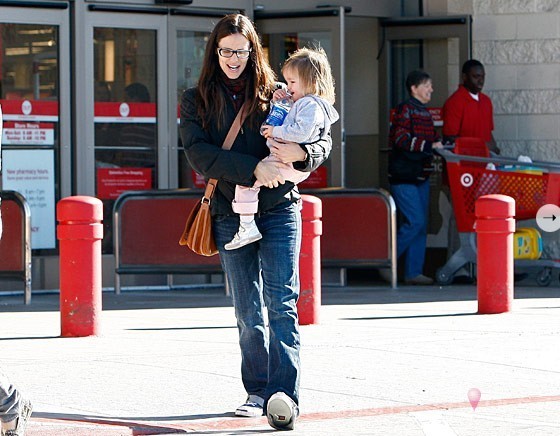 8. 詹妮弗·加納 (Jennifer Garner)抱著孩子非常幸福，就算什么都沒買，都非常高興，看來母愛勝過一切呢！ 