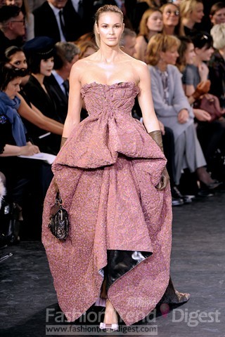 11. 設計師Marc Jacobs這一季將全新的LOUIS VUITTON 2010秋冬女裝系列帶回到成熟穩重的女士著裝風格上。超模莉苔希婭.考斯特 (Laetitia Casta) 以束腹高腰裙開場，濃濃復古味道頃刻間令人為之傾倒，其中性感的體現與Prada 和Giles 這一季的設計重點不謀而合。 