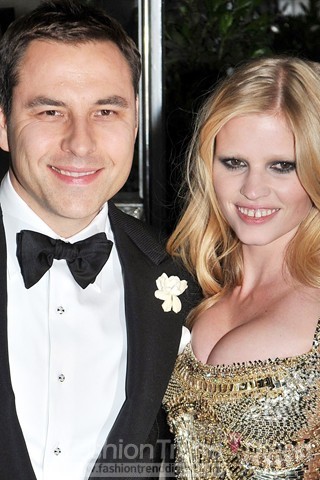 12. 经过一段热恋之后，超模Lara Stone（劳拉 斯通）终于在本周末与搞笑大牌David Walliams（大卫 威廉姆斯）喜结连理。Lara（劳拉）身着由Ricardo Tisci设计的价值30，000美元的米色紧身缎面新娘礼服出席，随后又换上带有金属亮片的超短裙和系带高跟鞋。出席的嘉宾包括：天才设计师Tom Ford（汤姆 福特）、Katy Perry(凯蒂 佩里)的未婚夫布兰德等。 