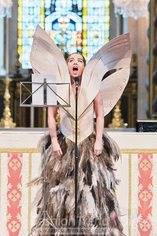 22. 2010年2月25日，前不久自杀离世的大设计师亚历山大·麦昆 (Alexander McQueen) 的葬礼在英国伦敦Knightsbridge的Saint Paul's Church举行。凯特·莫斯 (Kate Moss) 、纳奥米 坎贝尔 (Naomi Campbell) 、安娜 温图尔 (Anna Wintour), Annabel Nielson, 莎拉 杰西卡 帕克(Sarah Jessica Parker)等McQueen生前好友均有出席。 