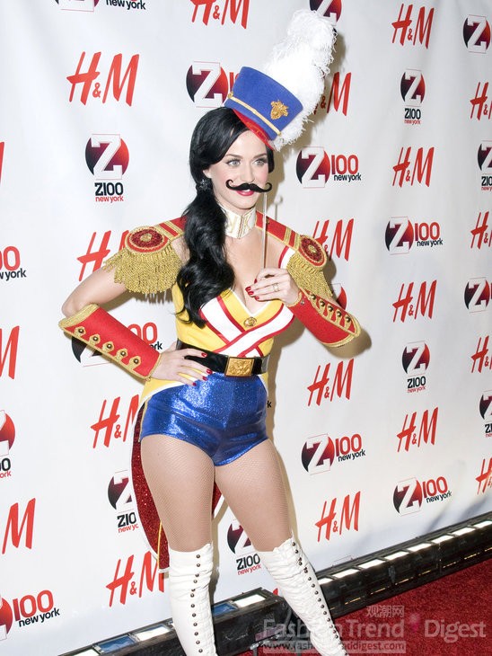 2. 凱蒂•佩里（Katy Perry）在圣誕派對(duì)上大玩起了搞怪，這件奇怪的皇帝式小禮服讓她的身材顯得十分臃腫，看似這種奇裝異服也只有在她和蕾哈娜、Lady Gaga身上才可以看到。 