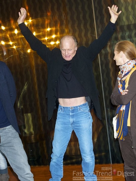6. 埃德•哈里斯 (Ed Harris)在參加電影首映式上，雙手舉起，將自己的腹肌展露人前，對(duì)于一個(gè)老男人來(lái)說(shuō)未免有些太不雅觀吧！ 