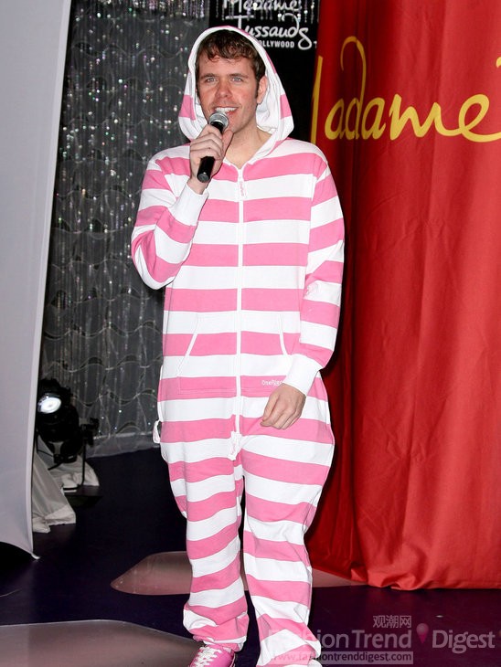 8. 丑陋的小丑莫過于佩雷斯•希爾頓 (Perez Hilton) ，他的這件大號嬰兒裝是在太難看了，一個男人還學嬰兒的可愛有點太讓人受不了了。 