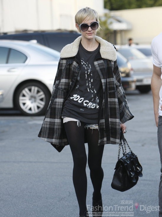 6. 阿什莉•辛普森 (Ashlee Simpson) 稱為“美國版小S”，在中性風盛行的2010秋冬，她就是一個瘋狂的粉絲，你看她剛剪的精靈發型、黑色墨鏡、格子大衣、黑色手提包，全身的氣場都顯得格外硬朗。 