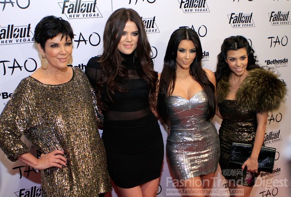 2. 金•卡戴珊一家(The Kardashians)<br>
金•卡戴珊（Kim Kardashian）, 科勒•卡戴珊（Khloe Kardashian）和考特妮•卡戴珊（Kourtney Kardashian），以及她们的妈妈Kris Jenner。她们近年来成为美国时尚界和娱乐界的活跃人物，社交名媛。卡戴珊一家子的共同之处可不止全都拥有一头光泽的黑发，金•卡戴珊、科勒•卡戴珊、考特妮•卡戴珊三姐妹和老妈克里斯•詹纳全部都是一片式连衣裙、低胸装、奢侈品牌的拥趸。当然，动物花纹也必不可少。<br>
 