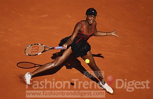 3.	维纳斯•威廉姆斯(Venus Williams)<br>
在法国公开赛上维纳斯•威廉姆斯(Venus Williams)并没有穿睡衣，她穿着一件颇具争议的性感的肉色短裤和一件EleVen（Venus自创品牌）紧身红色胸衣，她的比赛服装成了全场关注的焦点，这位运动员的衣服是她自创品牌EleVen的一款女士运动服。维纳斯•威廉姆斯(Venus Williams说：“我穿的衣服可以给对方造成一种幻觉。”因为它不寻常有可能不是太舒服，但是它有优势，直到最后她击败了对手Patty Schnyder。<br>
 