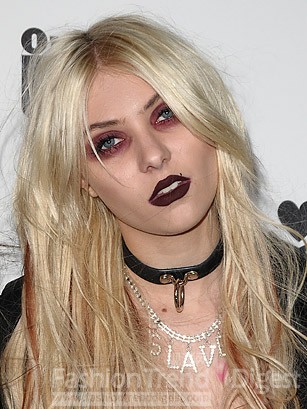 8.	泰勒•摩森(Taylor Momsen)<br>
《绯闻女孩》中泰勒•摩森(Taylor Momsen)从一个好女孩变成了一个摇滚歌手，同时她的造型也发生了巨大的变化，包括透明的礼服、吊带袜等。但是有人怀疑她在今年10月份在表演中带了一条人造钻石的项链引起了大家的争议，作为童星的她要时时刻刻检查自己的小装饰。<br>
 