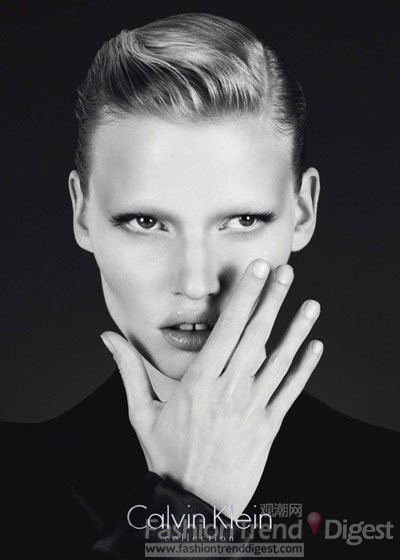 13. 劳拉•斯通 (Lara Stone)<br>
模特经纪公司: IMG<br>
<br>
荷兰超模劳拉•斯通 (Lara Stone)继续在2010年绽放光芒，继续和Calvin Klein签订合约，她的长相本不算出众，但是自从Carine 在某次大片拍摄前把她的眉毛漂白之后，人们就牢牢记住了这张性感桀骜的脸庞。器晚成的劳拉•斯通 (Lara Stone) 看似一夕走红，其实并非出自偶然，背后是无可替代的个人特色和厚积薄发的多年沉淀。<br>
<br>
广告片:<br>
2010 秋冬: Prada Infusion d'Iris Fragrance Contract, DKNY Be Delicious Fragrance Contract, Calvin Klein, ck Calvin Klein, Calvin Klein Jeans X, Giorgio Armani Cosmetics<br>
2010 春夏: H&M Swim, Louis Vuitton, Versus Versace Fragrance, Jaeger, Forum<br>
报道: Vogue UK (4), Interview (3), Vogue Paris (5), Vogue US (7), W (3), i-D (3), V, Vogue Italia (3), Industrie, LOVE<br>
封面: Vogue China, Interview, British Vogue, Vogue Paris, LOVE<br>
其他: Pirelli calendar 2011年历模特, Roberto Cavalli 40周年丛书Book, Prada目录, Two Custom Givenchy 婚纱礼服, Calvin Klein 签约模特, 英国最佳模特奖<br>
<br>
国际超模TOP 50排行榜: #1, 国际超模Sexiest排行榜: #10<br>
 