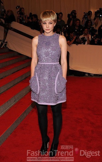 14. 凯芮•穆里根 (Carey Mulligan) 受邀出席2010 MET Ball (Costume Institute Gala) 慈善舞会，选择了Miu Miu 2010秋装小礼服走上红毯，清新的色彩和简洁的款式很适合凯芮的清甜气质。可是在各路礼服云集的“时尚界的奥斯卡”之夜，这样的小礼服显得不够隆重。<br>
<br>
 