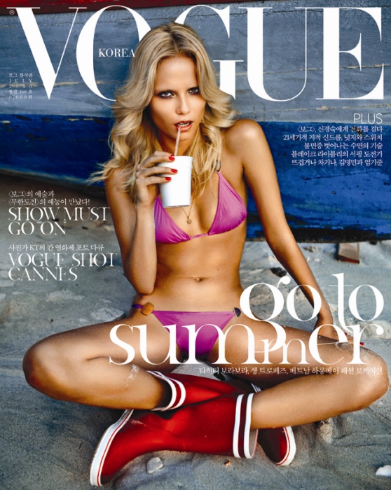 9.  娜塔莎•波莉 (Natasha Poly) 再次登上韩版《Vogue》7月刊，穿上性感的紫色比基尼，红色胶鞋，私人海滩上享受阳光，感受渡假的闲适和浪漫。 