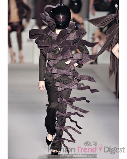 13. Viktor & Rolf, 2005春夏<br>
黑武士也能变身成为一名恶毒的蛇蝎美人。<br>
 