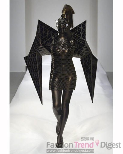 15. Gareth Pugh, 2007春夏<br>
金子踏型的手臂，黑色的面具，让我们看到了时髦的忍者。<br>
 