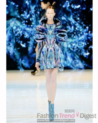 17. Alexander McQueen, 2010春夏<br>
如果每个人都想去到外太空，我们应该乘坐什么交通工具呢？<br>
 