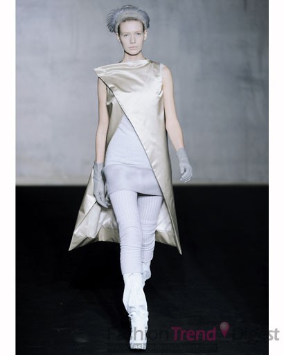 20. Rick Owens, 2009秋冬<br>
未来的时尚女孩也将加入与其他星球的战斗中。<br>
 