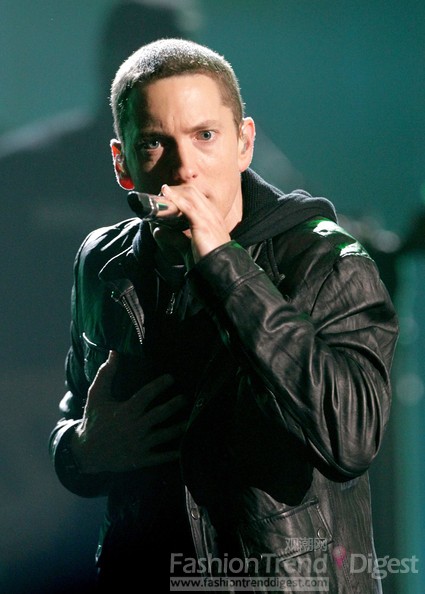 7. 埃米纳姆（Eminem）<br>
单曲《Not Afraid》: 1周占据NO 1<br>
单曲《Love the Way You Lie》 (打败蕾哈娜Rihanna):7周占据NO 1<br>
专辑《Recovery》: 7周占据NO 1<br>
<br>
2010年全美音乐奖最佳说唱艺人和最佳说唱专辑：《Recovery》，2010年公告牌年度艺人。<br>
<br>
 