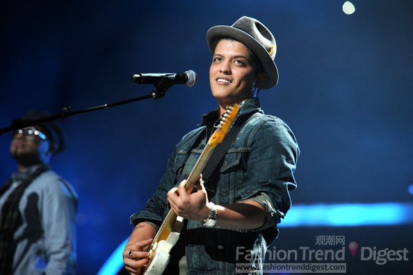 9. Bruno Mars<br>
单曲《Just the Way You Are》: 4周占据NO 1<br>
单曲《Nothin' On You》: 2周占据NO 1<br>
<br>
2010 Instant Classic 