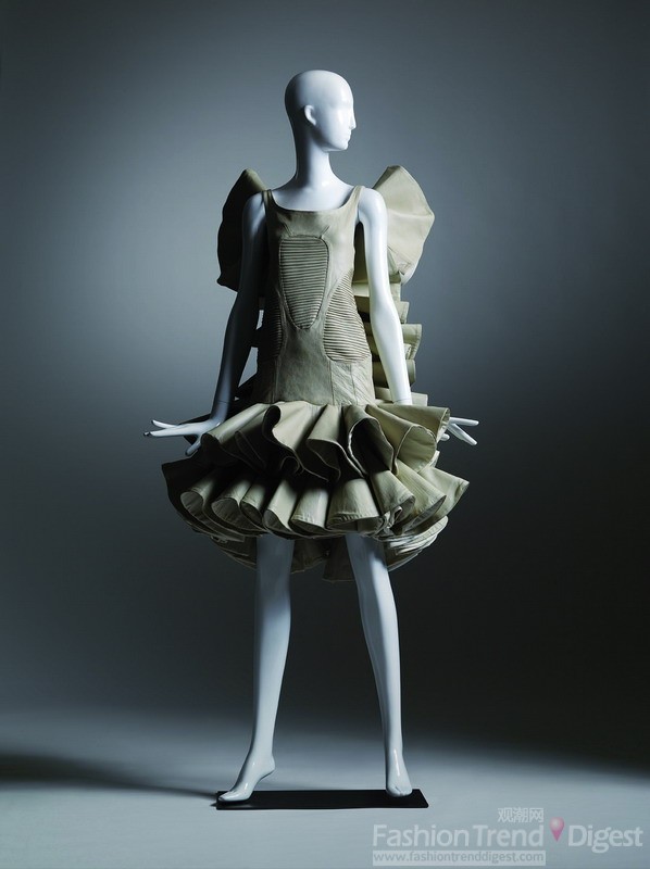 2  <br>
Alexander McQueen  Spring / Summer 2002  <br>
 