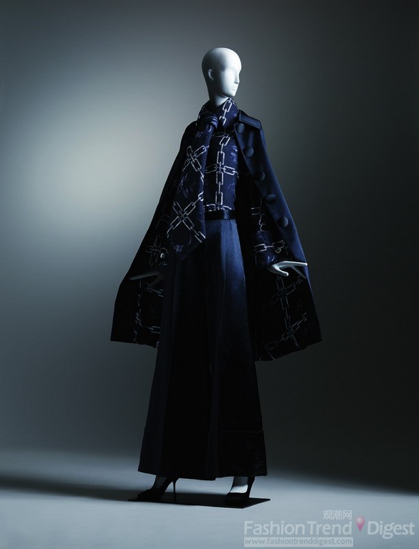 54  <br>
Viktor & Rolf  Fall / Winter 2001  <br>
 