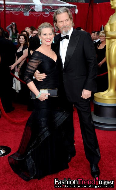 Jeff Bridges身著Gucci<br>
，和Susan Geston身著Monique Lhullier<br>
 