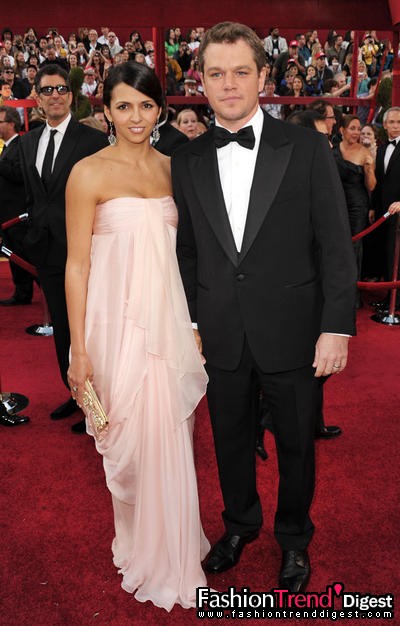 Matt Damon 身著Salvatore Ferragamo<br>
和太太Luciana Damon身著christian Lacroix<br>
 