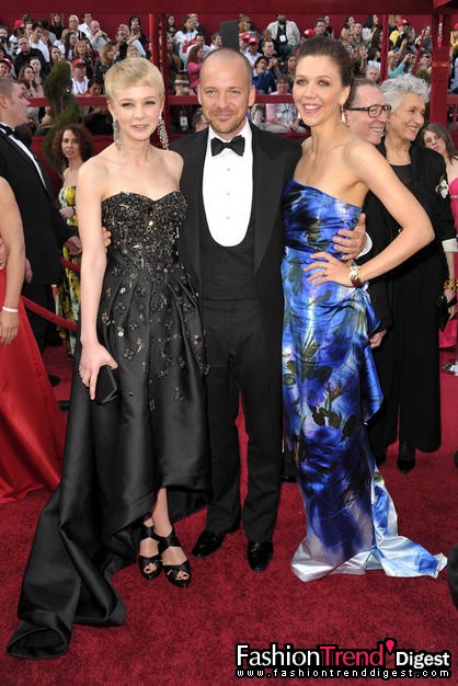 Carey Mulligan身著Prada 佩戴Fred Leighton、Peter Saragarrd 和 Maggie Gyllenhaal身著 Dries Van Noten	 佩戴Fred Leighton<br>
 