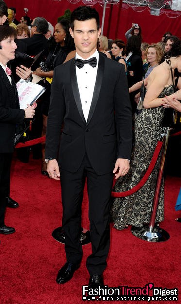 Taylor Lautner身著 Dolce & Gabbana<br>
 
