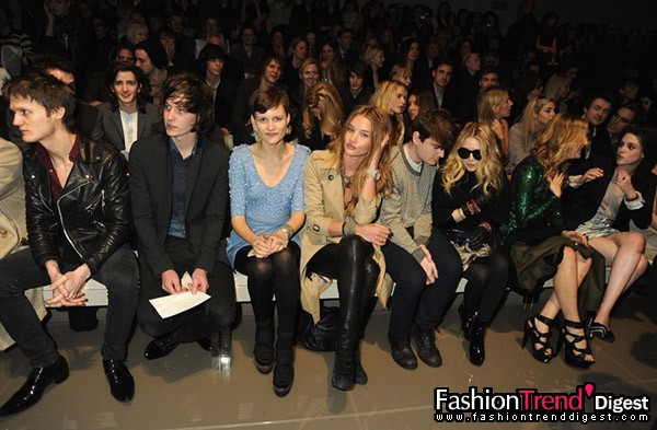 Burberry：<br>
Burberry front row 