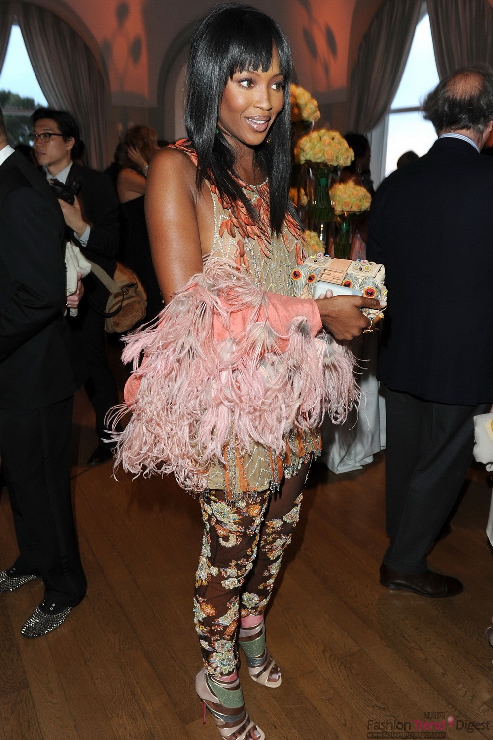 身著Valentino 10春夏高級訂制的Naomi Campbell 